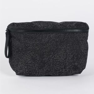 Lululemon Go Lightly Belt Bag Reflective - Glo Wild Black Reflective